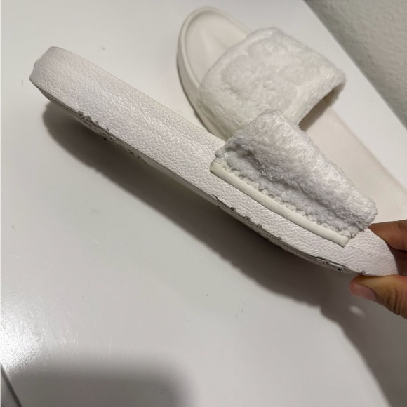UGG Cream Slippers - Picture 7 of 7